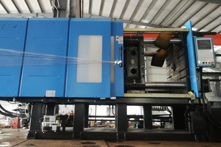 果筐注塑機(jī)廠家如何保證設(shè)備性能的一致性和穩(wěn)定性？